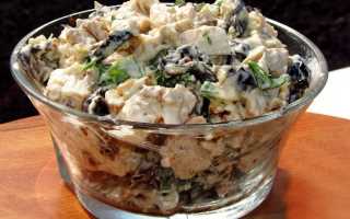 Базовый салат из курицы с черносливом