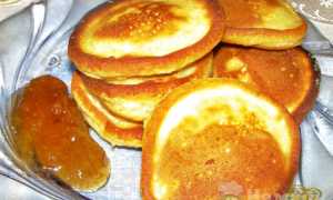 Пышные оладьи на сыворотке с яйцом