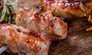 Незабываемый шашлык из индейки: рецепты маринада и приготовление по шагам