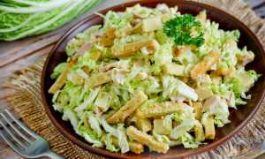 Простой салат с пекинской капустой и куриной грудкой