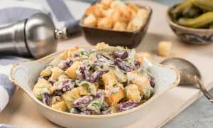 Простой салат с консервированной фасолью и сухариками