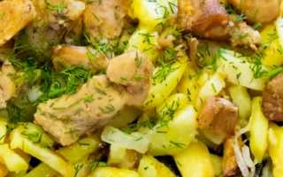 Картошка, жаренная с мясом и луком на сковороде
